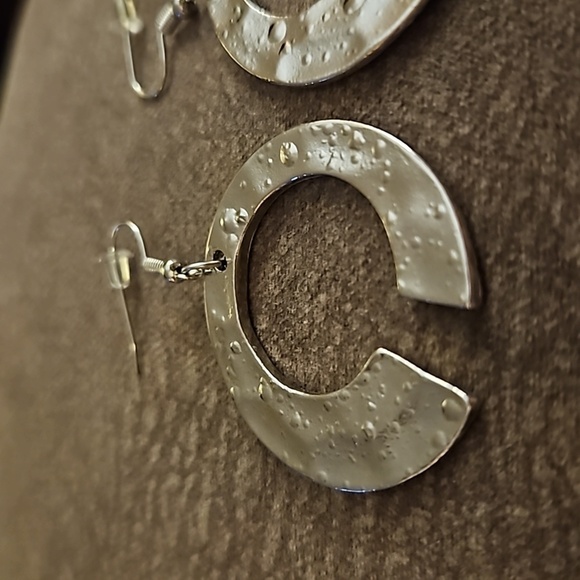 3/$30 IT GIRL Rustic Silvertone Broken Circle Mod Dangle Hook Earrings - Picture 3 of 5